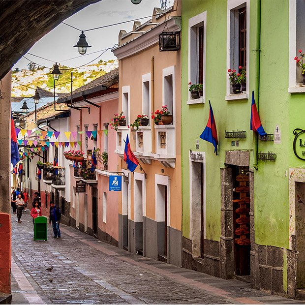 Calle la Ronda de día con casas coloridas