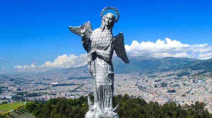 Monumento Virgen del Panecillo con la ciudad de fondo