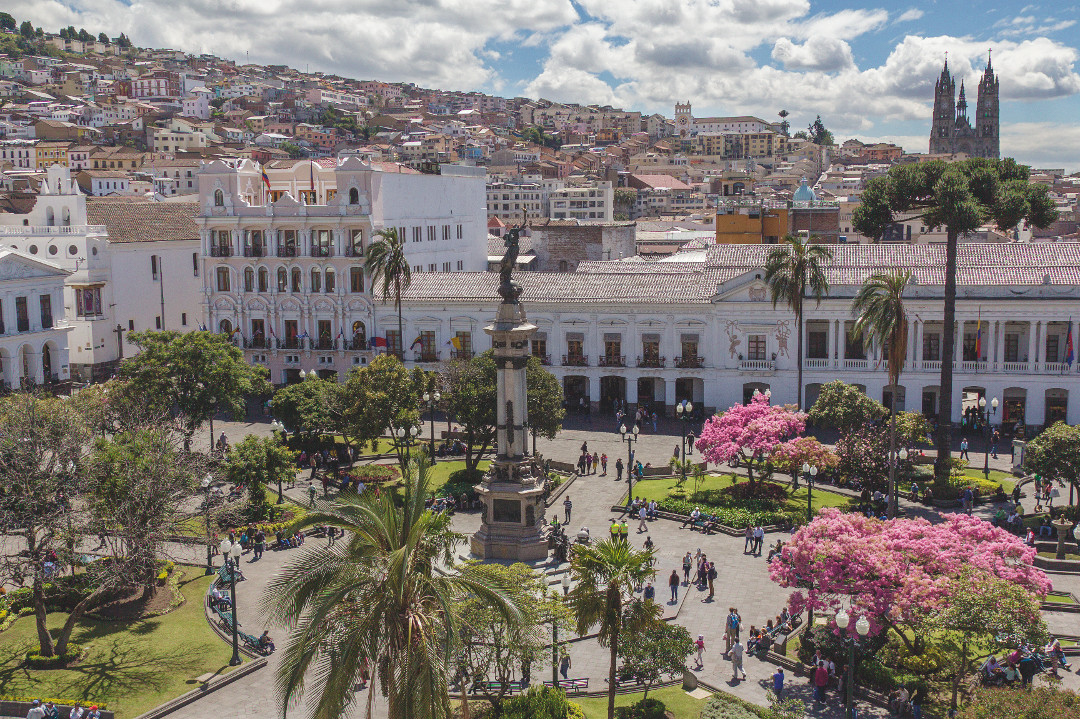 Plaza grande o plaza de la Independencia de Quito, el monumento y de fondo el Palacio Arzobispal y el hotel Plaza Grande
